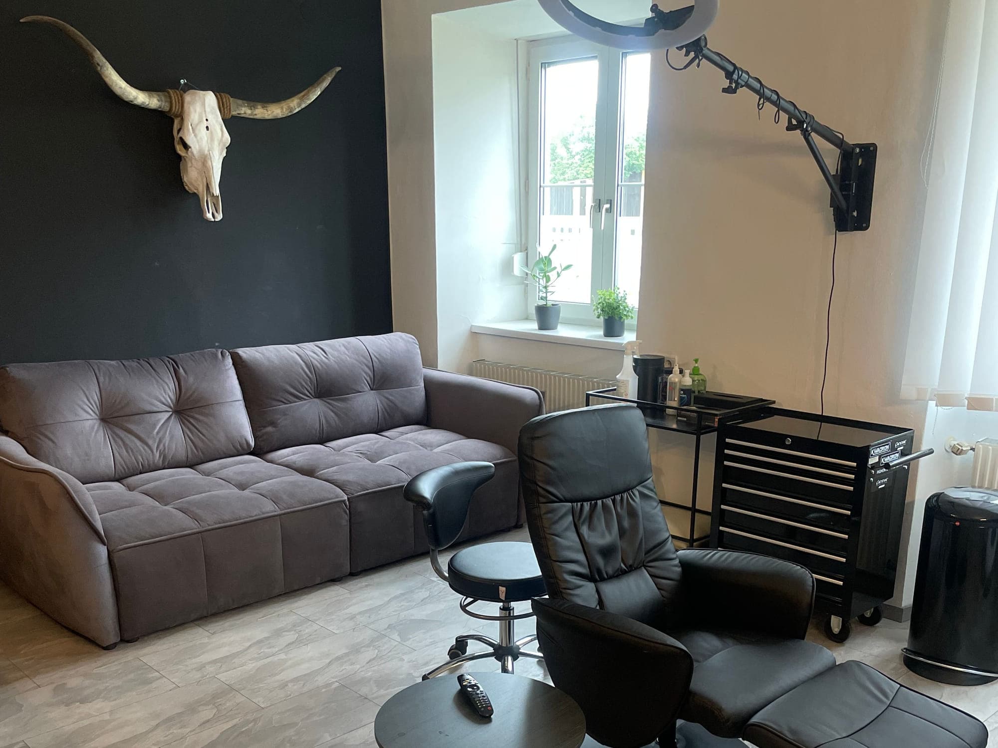 Behandlungsraum im Pigmento Studio in Feldkirchen bei Graz – Behandlungsstuhl, Ringlicht und Sofa