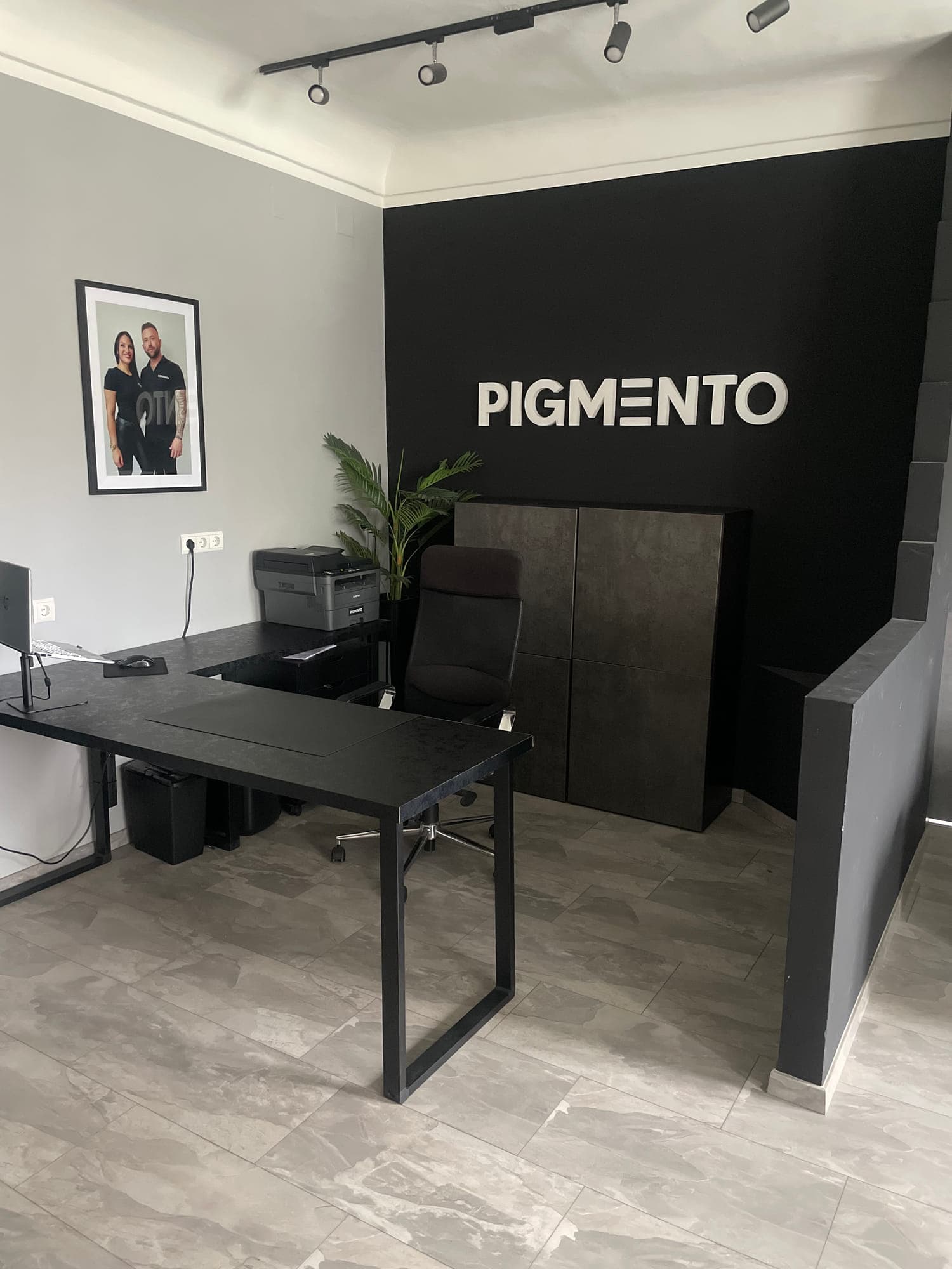 Empfangstresen und Arbeitsplatz im Pigmento Studio Feldkirchen bei Graz