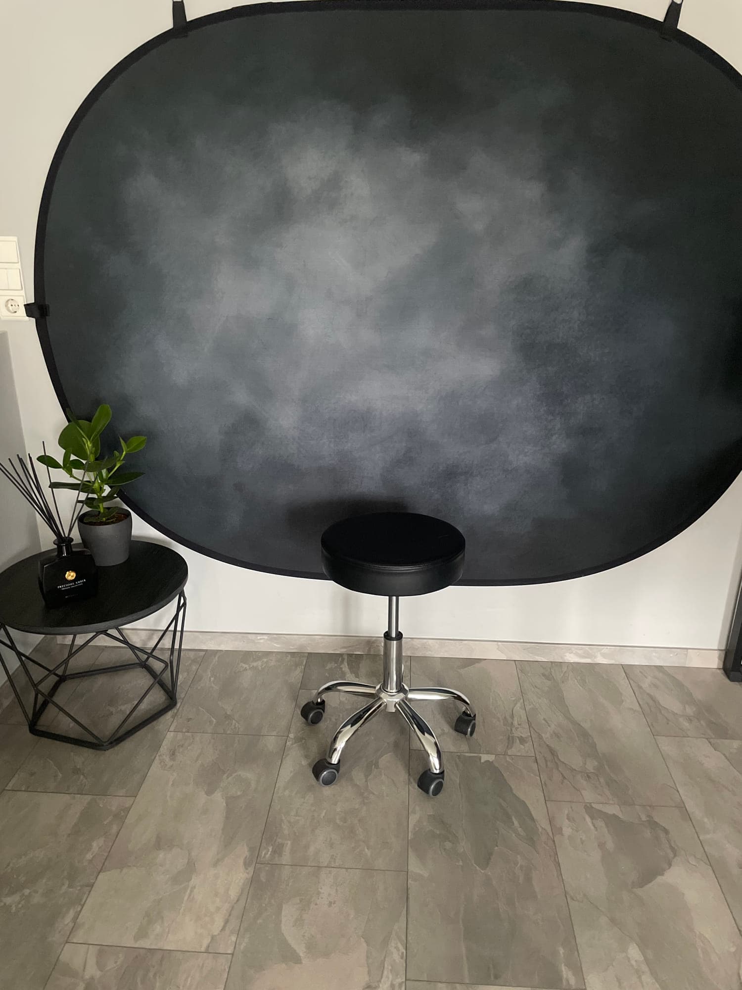 Fotobereich im Pigmento Studio mit grauem Hintergrund für Vorher-Nachher-Aufnahmen